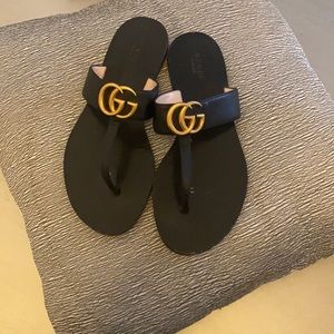 Gucci leather thong sandal with double G